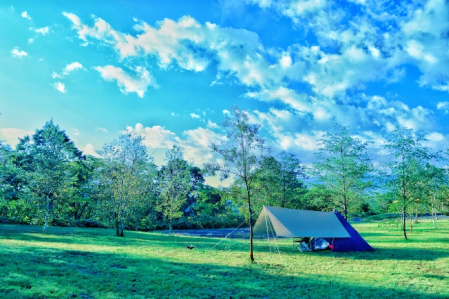青空が広がる絶景のキャンプ場