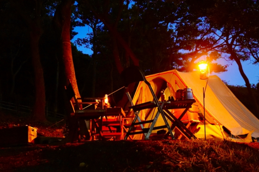 テントの中で夜のキャンプを楽しむ