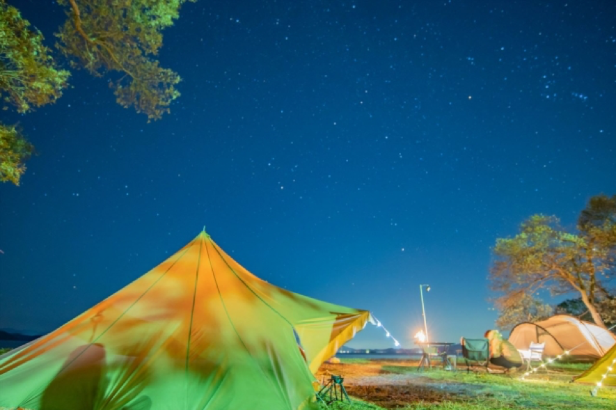 夜のキャンプ場に建てたテント