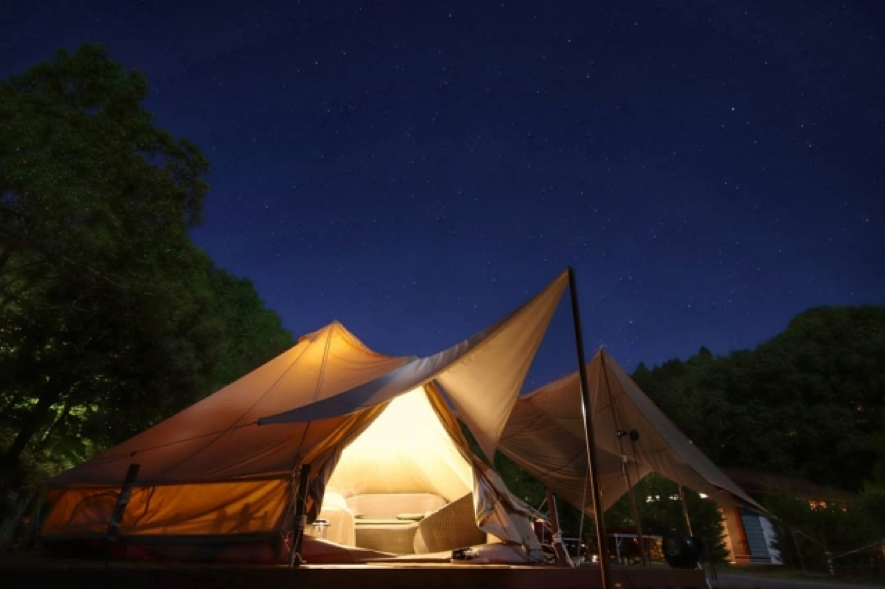 夜のキャンプ場に建てたテント