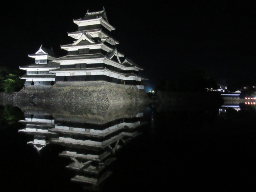 夜にそびえ立つ松本城